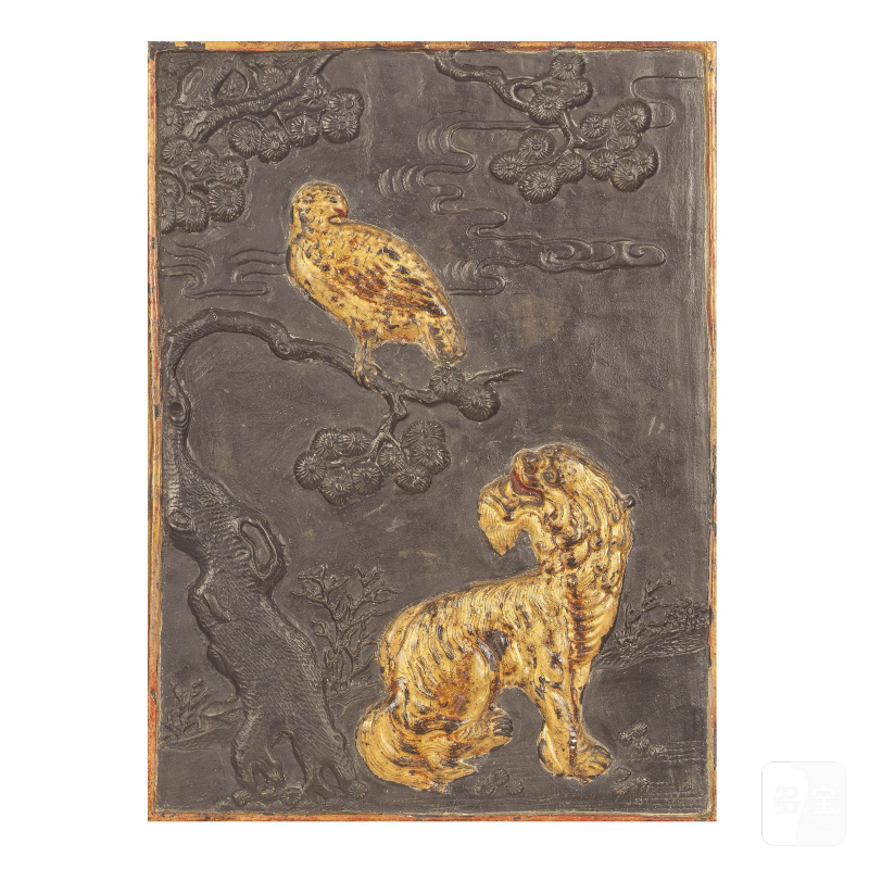 清 段泥描金鷹獅圖屏 | A GILT DECORATED DUAN STONE 'EAGLE AND LION' SCREEN PANEL - 图2